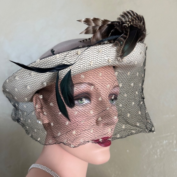 EYE-CATCHING 1940\'S BEIGE FELT/OFF WHITE FABRIC FEDORA + FEATHERS + DOTTED VEIL main image 13